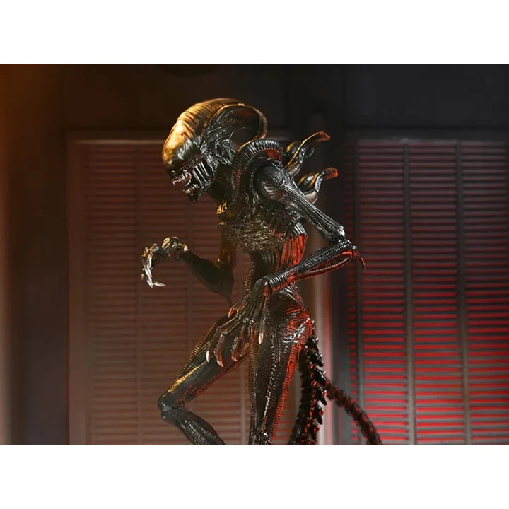 Alien: Romulus Scorched Alien Xenomorph Ultimate Action Figure - NECA - Image 3
