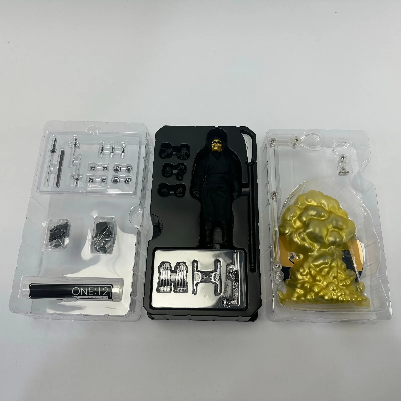 Mezco Toyz House Of The Golden Skulls Action Figure w/ Parts Props - Image 2